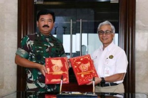 Panglima TNI bersama ketua SKK Migas berfoto bersama usai penandatanganan MoU.